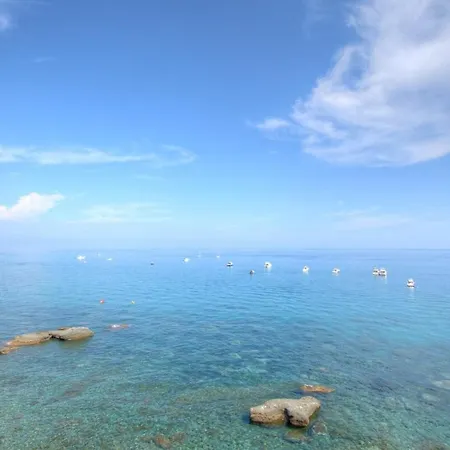 Blue 2510 A Away From ألبيسولا مارينا